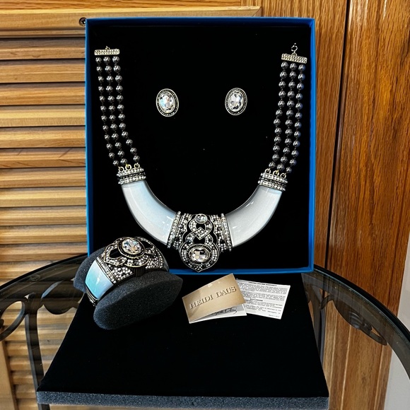 Heidi Daus 'Say it with Style' White Limited Edition Collection🤍✨ - Picture 3 of 14